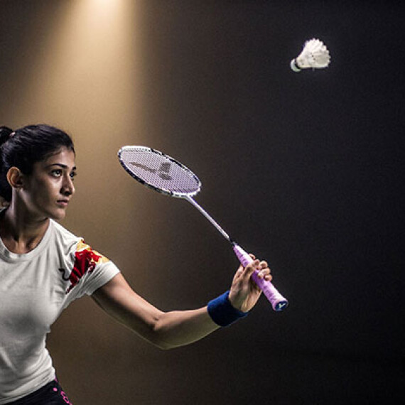 How many calories does playing badminton reduce?
