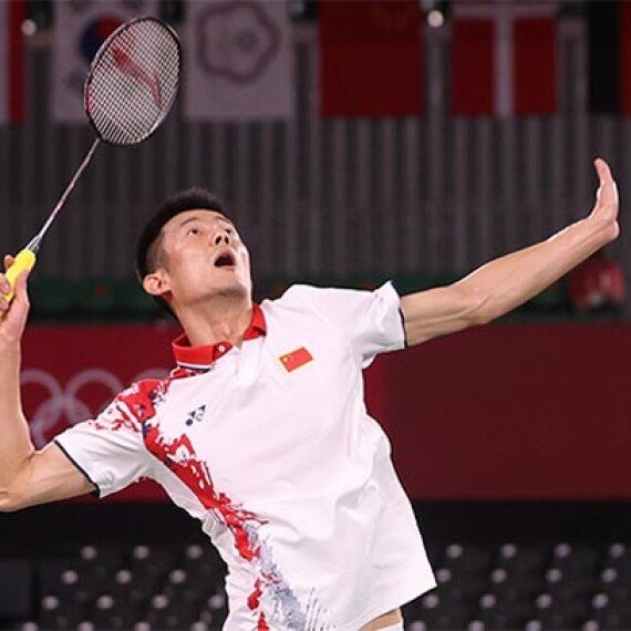 Does playing badminton have big biceps? What should be noted?