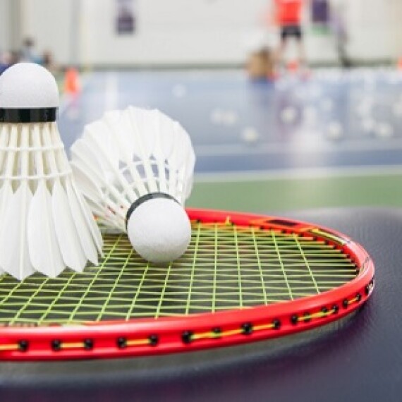 Pocket tips: How to hit badminton strongly and accurately