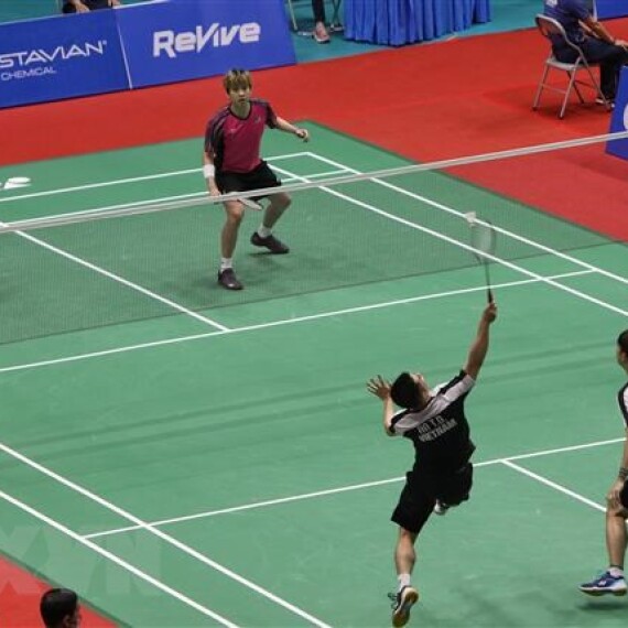 What are the types of badminton?